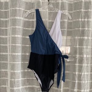 Cupshe Blue White and Black Swimsuit One Piece Color block Size Large